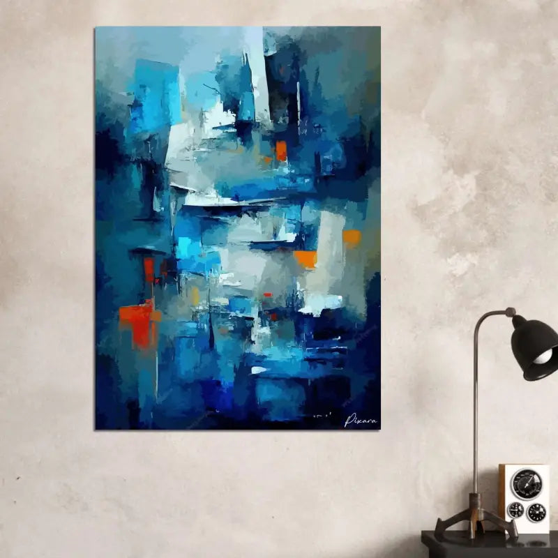 Peinture abstraite sur toile bleu et blanc avec des accents orange audacieux, présentant des coups de pinceau texturés.