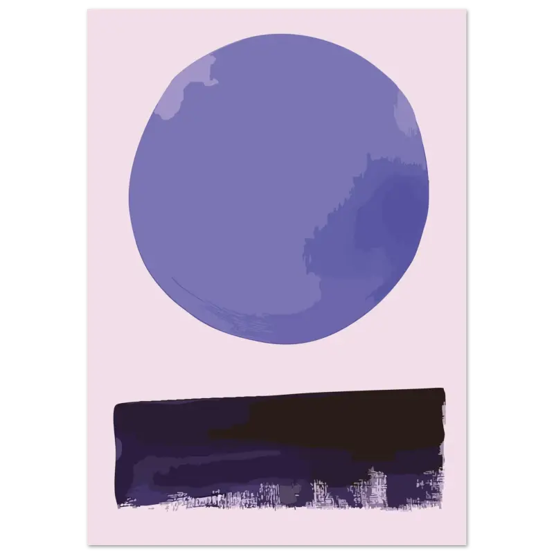 Une impression d’art abstrait minimaliste présentant un grand cercle violet texturé au-dessus d’une silhouette sombre d’un horizon urbain.