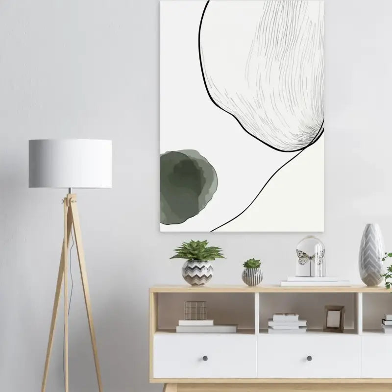 Art abstrait sur toile avec des lignes noires audacieuses et des taches vert olive doux sur un fond blanc propre.