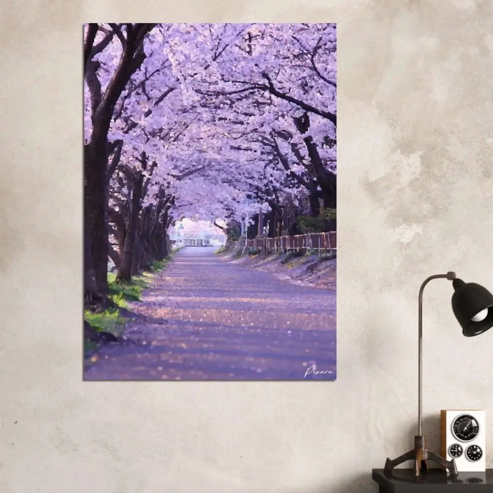 Une impression sur toile rectangulaire représentant un chemin serein bordé d’arbres de cerisiers en fleurs sous un ciel violet doux.