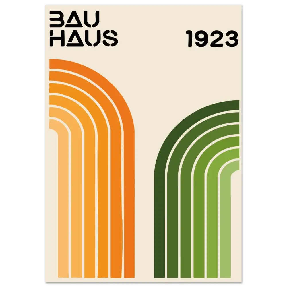 Un poster minimaliste Bauhaus présentant des rayures courbes audacieuses orange et vertes sur un fond crème, avec « bau haus » et « 1923 » en texte noir sans-serif.