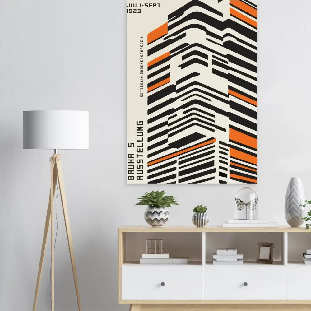 Un poster abstrait moderne avec des rayures géométriques audacieuses noires et orange sur un fond crème, présentant du texte en allemand.