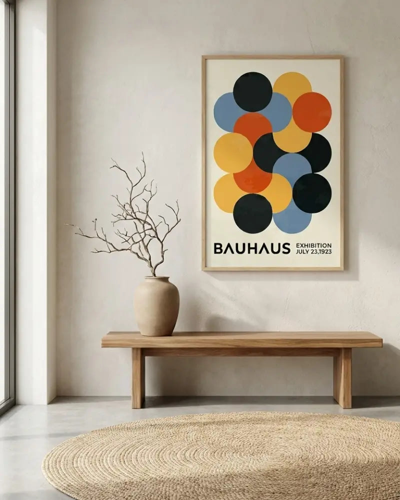 Vase en céramique beige à col élancé et corps arrondi, contenant des branches nues.