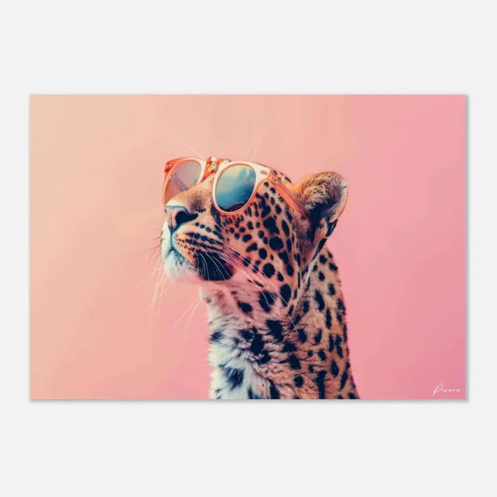Un léopard stylé portant des lunettes de soleil de couleur pêche sur un fond rose doux.