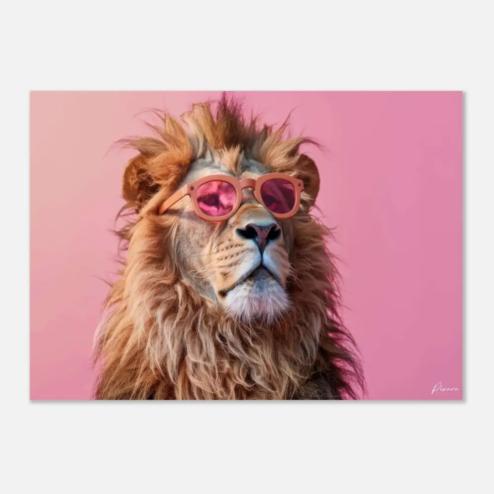 Un lion avec une crinière épaisse, brun doré, portant des lunettes de soleil stylées à monture rose sur un fond rose uni.