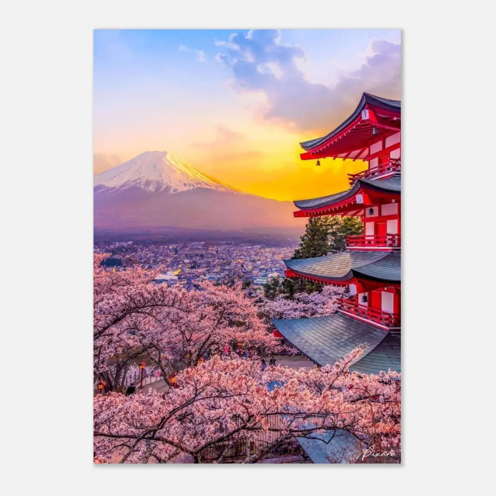 Un pagode japonais vibrant aux couleurs rouge et blanc, avec des toits en tuiles gris foncé, se dresse au milieu de cerisiers en fleurs roses, sur fond du mont Fuji enneigé au coucher du soleil.