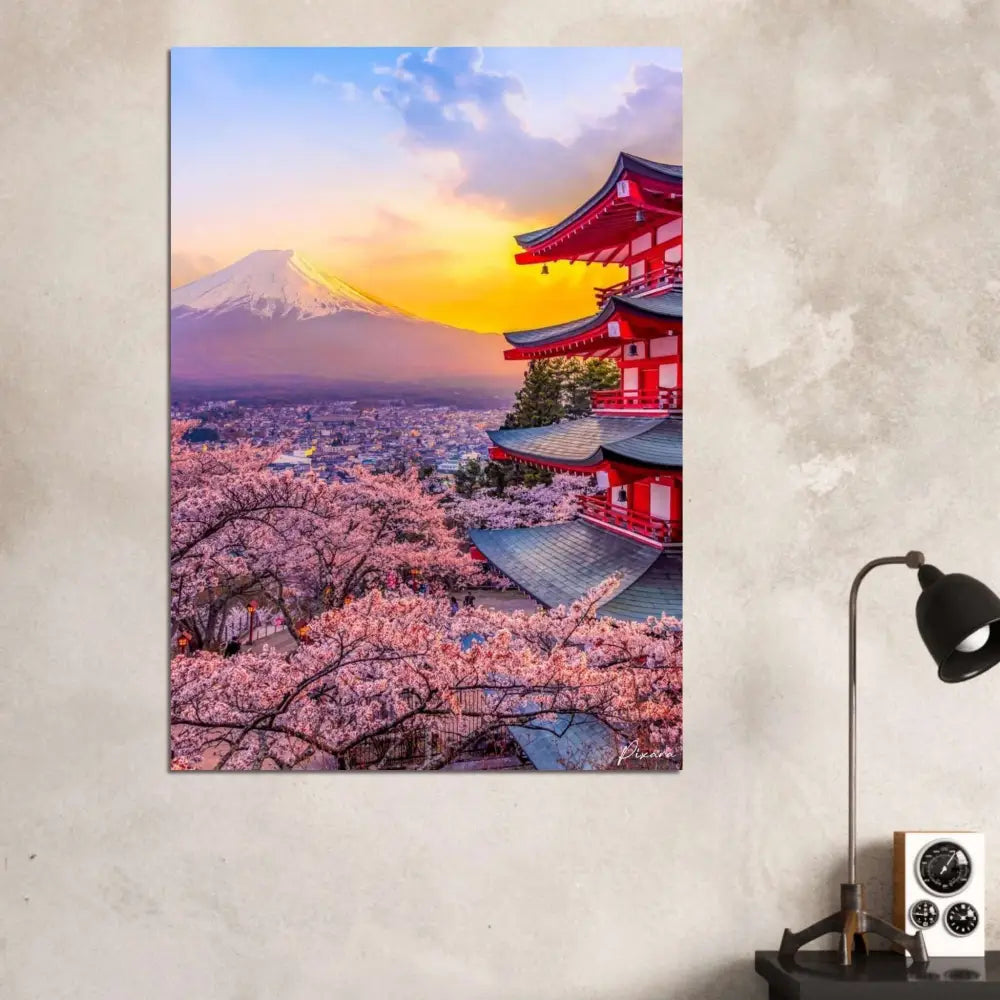 Une impression sur toile vibrante représentant un pagodon japonais rouge avec des cerisiers en pleine floraison sur fond du mont Fuji au coucher du soleil.