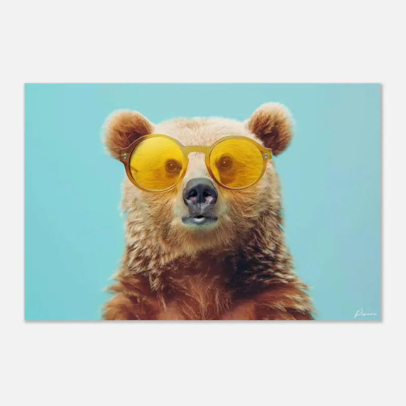 Un ours brun portant des lunettes de soleil rondes stylées aux verres teintés de jaune sur un fond uni bleu clair.