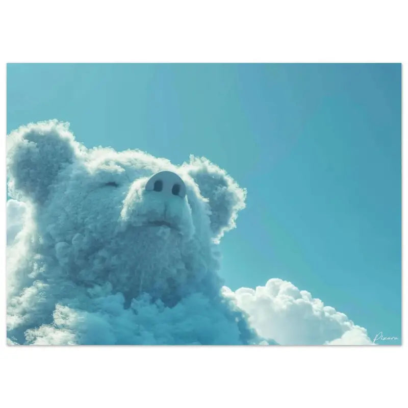 Un ours en peluche couvert de givre avec les yeux fermés et une expression sereine, sa fourrure recouverte de délicats cristaux de glace blancs sur un ciel bleu clair.