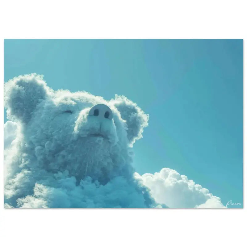 Un ours en peluche couvert de givre avec une surface douce et texturée et des yeux fermés sur un ciel bleu clair.