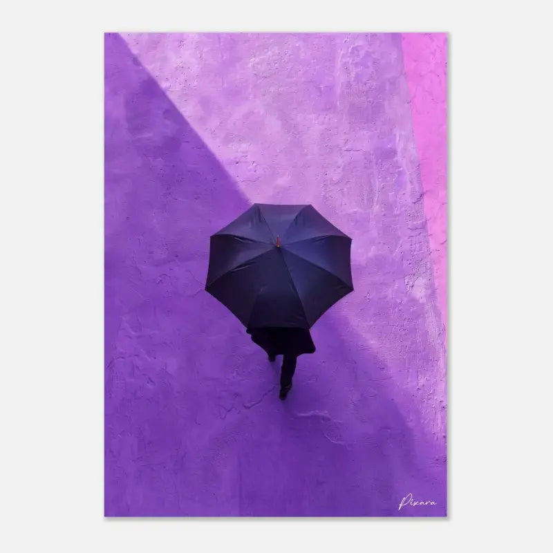 Un parapluie noir élégant avec une pointe orange subtile, tenu par une personne invisible marchant contre un mur texturé violet vibrant.