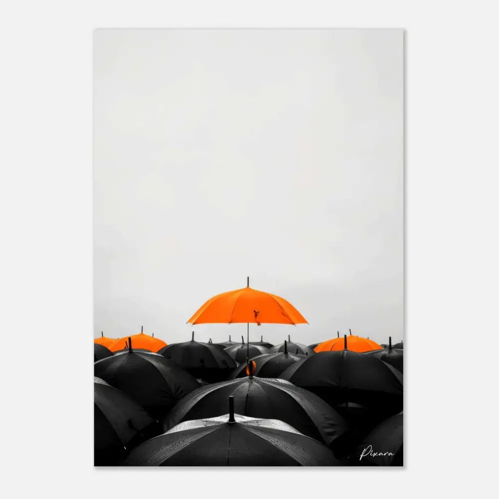 Un unique parapluie orange vibrant se distingue parmi une mer de parapluies noirs dans cette estampe artistique minimaliste.