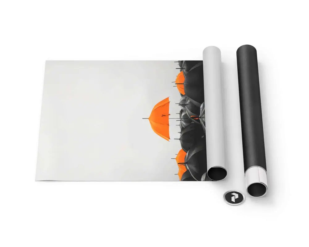 Un parapluie orange vibrant se distingue sur un fond de parapluies noirs dans cette impression d’art mural minimaliste, présentée sur une surface blanche élégante avec des rouleaux accompagnants pour un affichage facile.