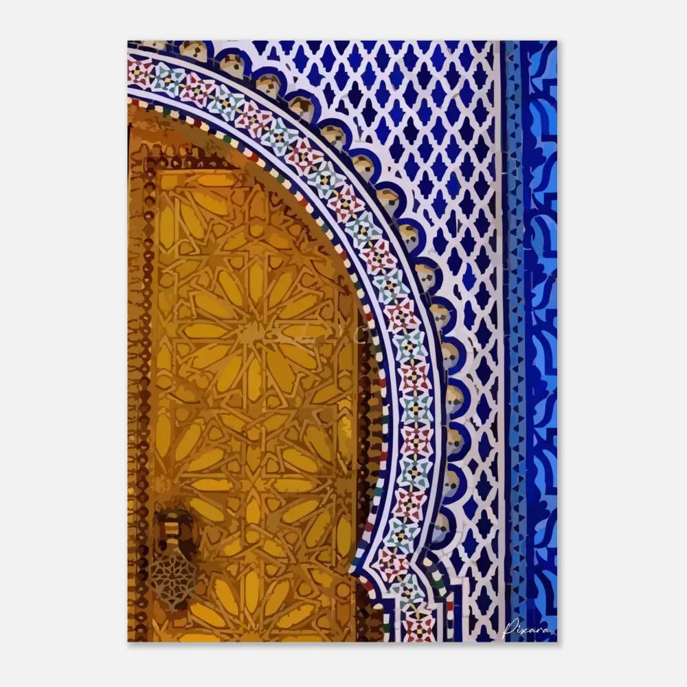 Porte dorée ornée de motifs géométriques complexes enchâssée dans une arche carrelée vibrante de bleu et de blanc.
