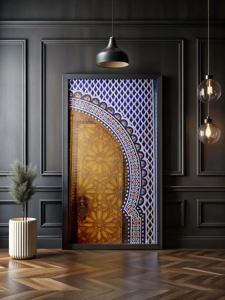 Une œuvre d’art encadrée représentant une porte arquée ornée de motifs de mosaïque dorés et bleus complexes.