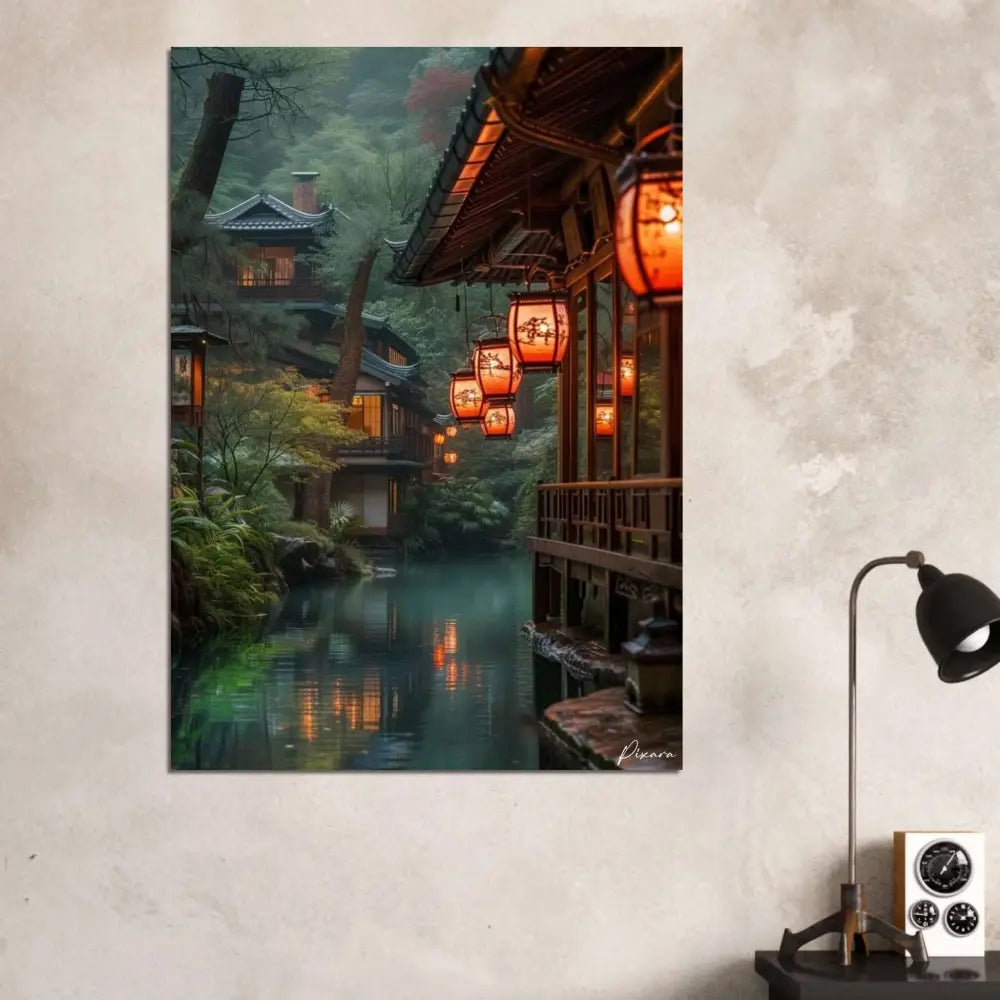 Une impression sur toile encadrée représentant une scène sereine au bord d’une rivière japonaise avec des lanternes en papier orange lumineuses suspendues aux avant-toits en bois traditionnels, se reflétant dans l’eau calme.
