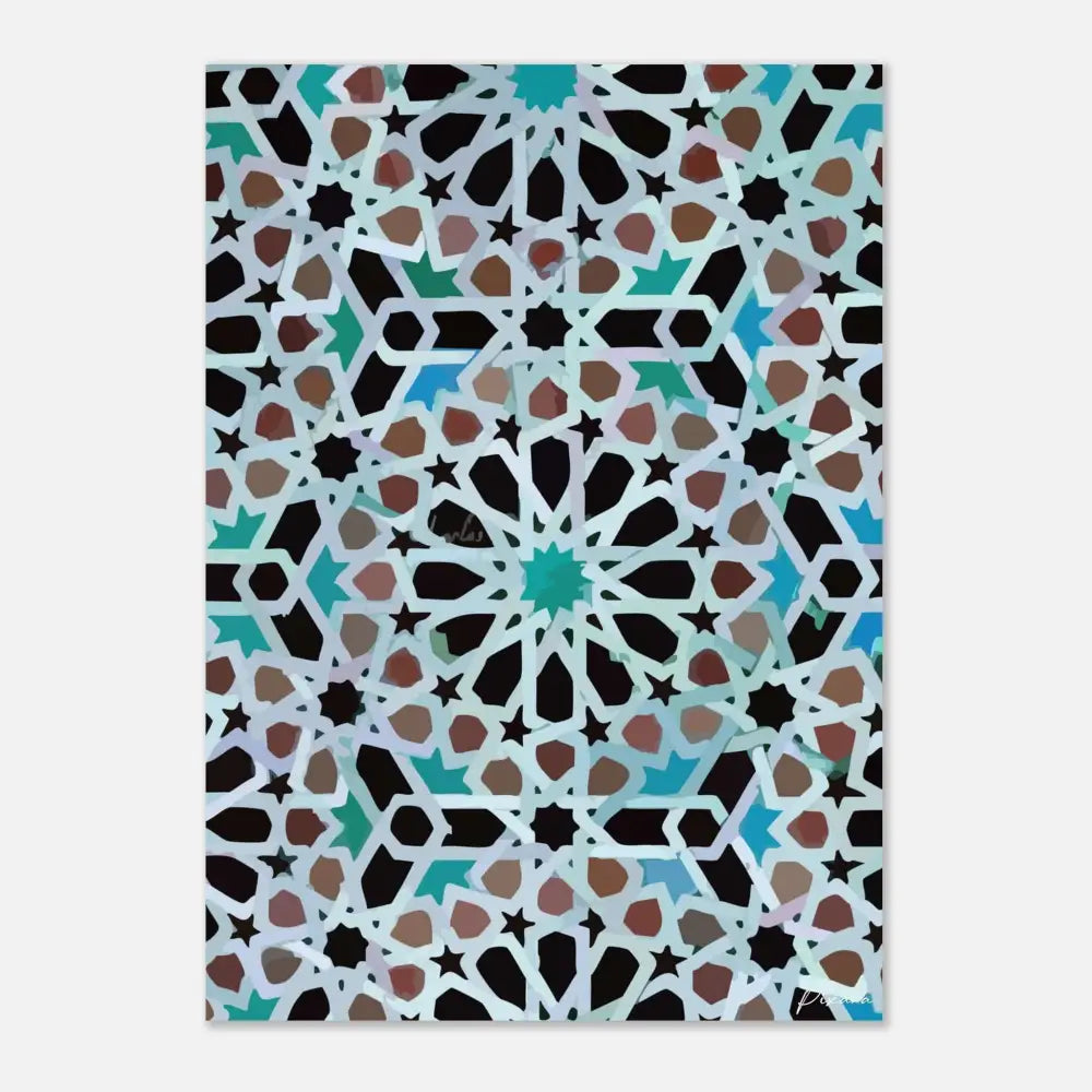 Une impression d’art rectangulaire présentant un motif géométrique complexe avec des formes noires, turquoise et marron sur un fond clair.