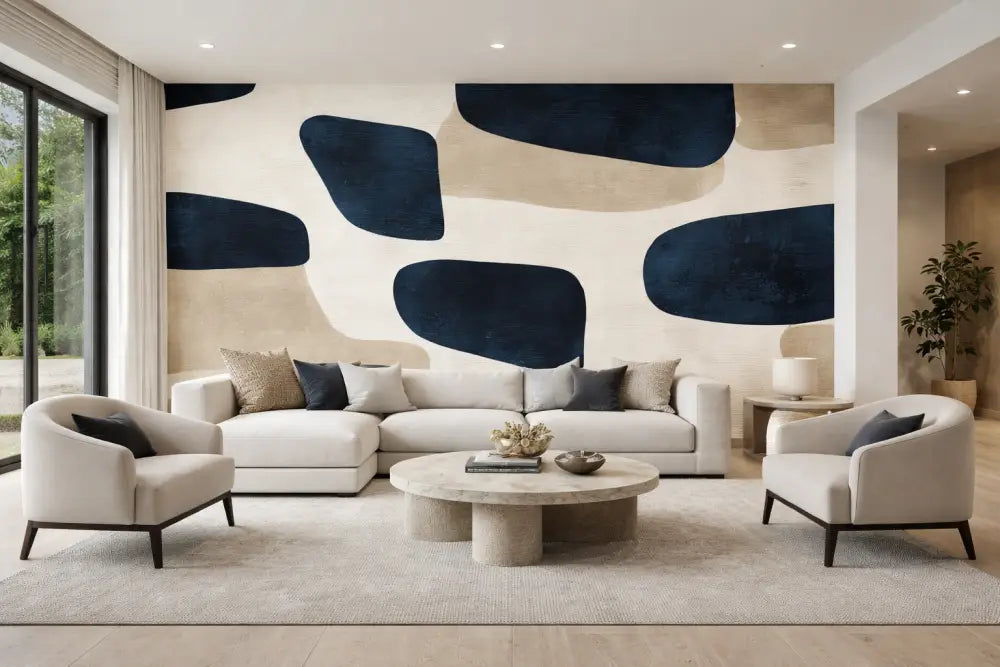 Canapé d’angle beige avec des coussins de jet bleu marine foncé et gris.