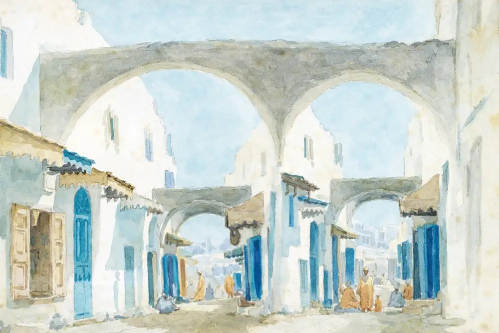 Une peinture à l’aquarelle d’une rue de médina ensoleillée avec des bâtiments blanchis à la chaux et des portes bleues vibrantes sous des arcades.