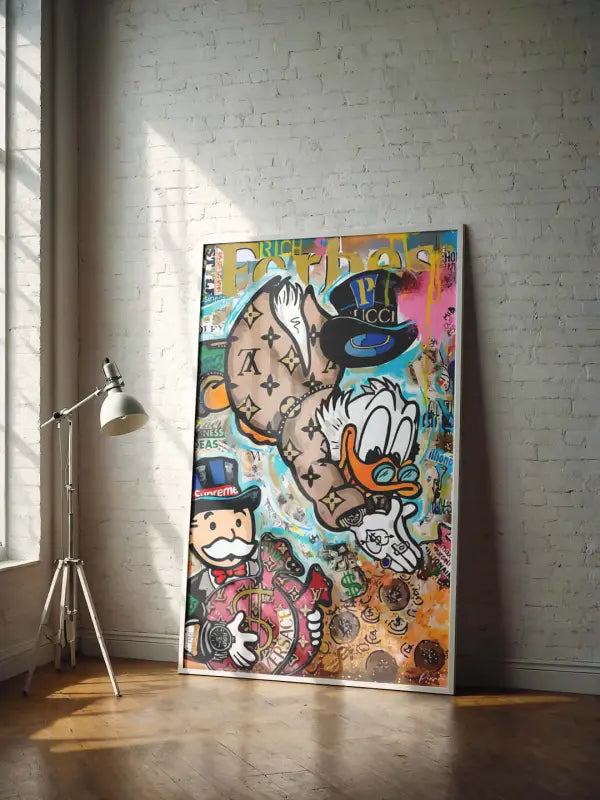 Une peinture sur toile vibrante de style graffiti mettant en scène Donald Duck et l’homme du Monopoly dans un collage de logos de marques de luxe comme Louis Vuitton et Gucci.