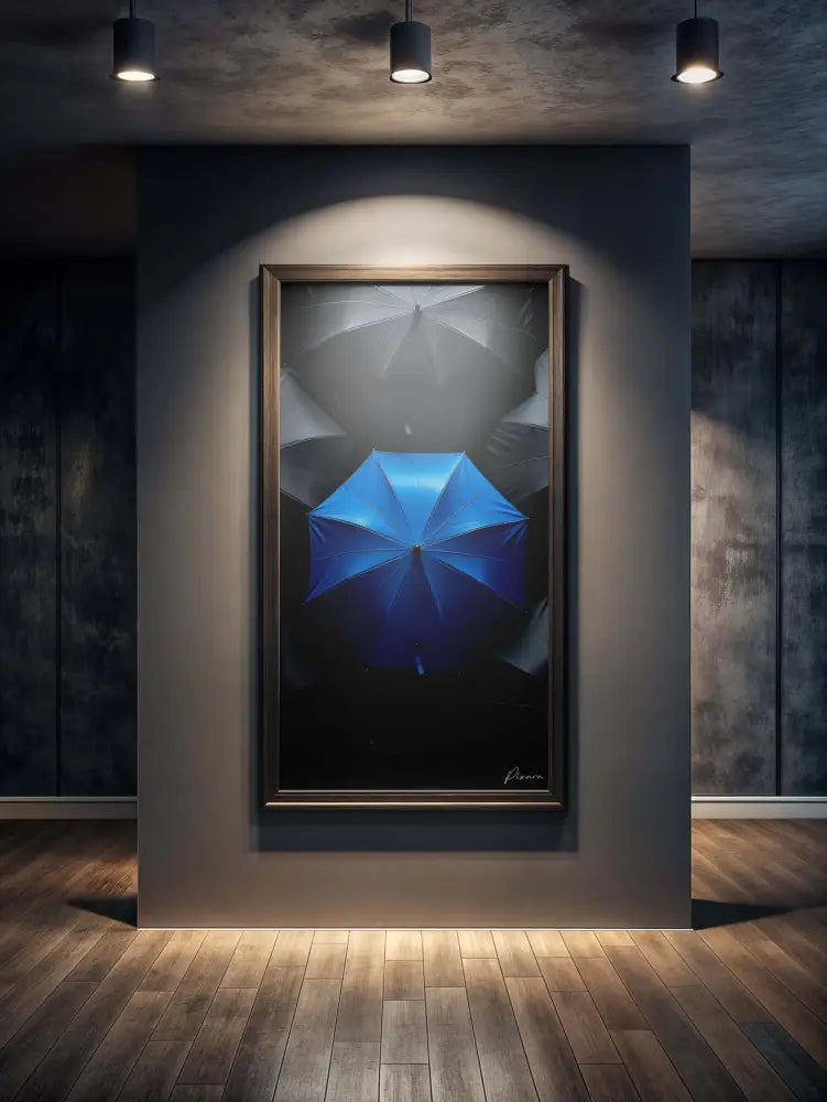 Une œuvre d’art encadrée mettant en scène un parapluie bleu frappant au centre, sur un fond sombre et atmosphérique avec des parapluies gris flous.