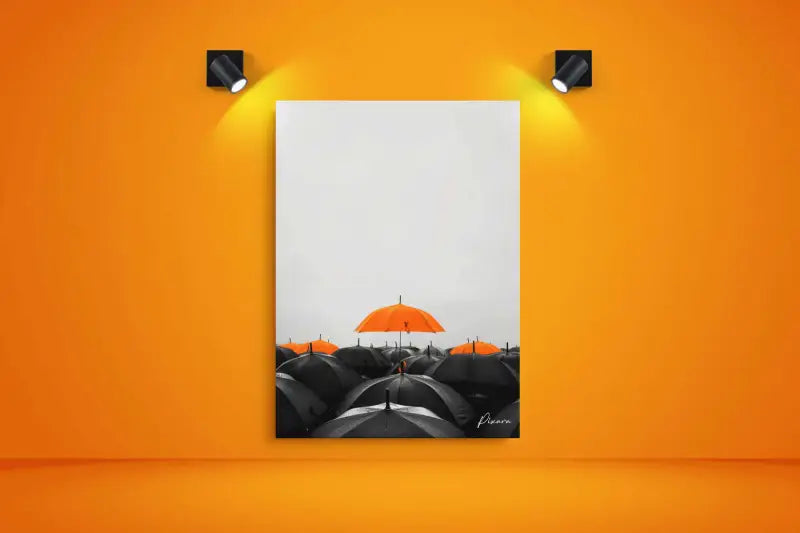 Un parapluie orange vibrant se distingue au milieu d’une mer de parapluies noirs dans cette impression sur toile minimaliste.