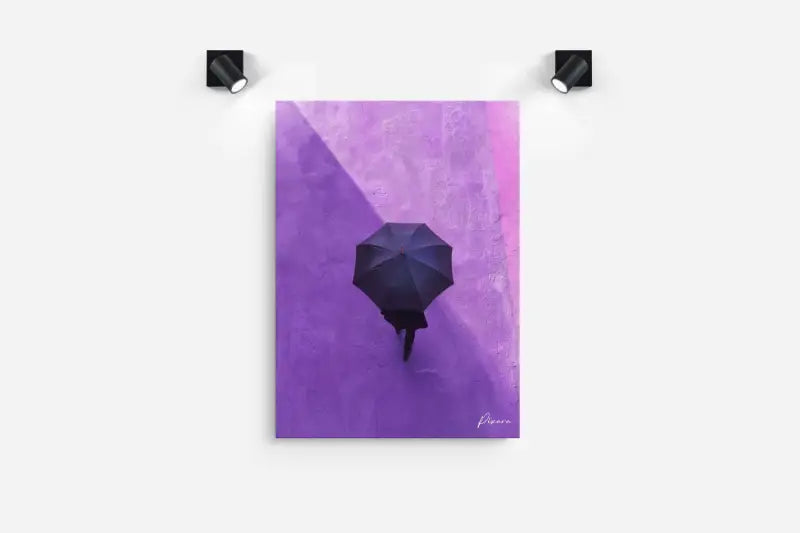 Impression sur toile violette mettant en scène un parapluie bleu foncé tenu par une silhouette marchant sur un mur texturé vibrant violet et rose.
