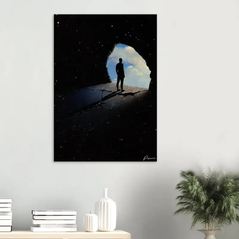 Art sur toile noire représentant la silhouette d’une personne debout à l’entrée d’une grotte, avec des étoiles visibles dans l’intérieur sombre et un ciel lumineux au-delà.