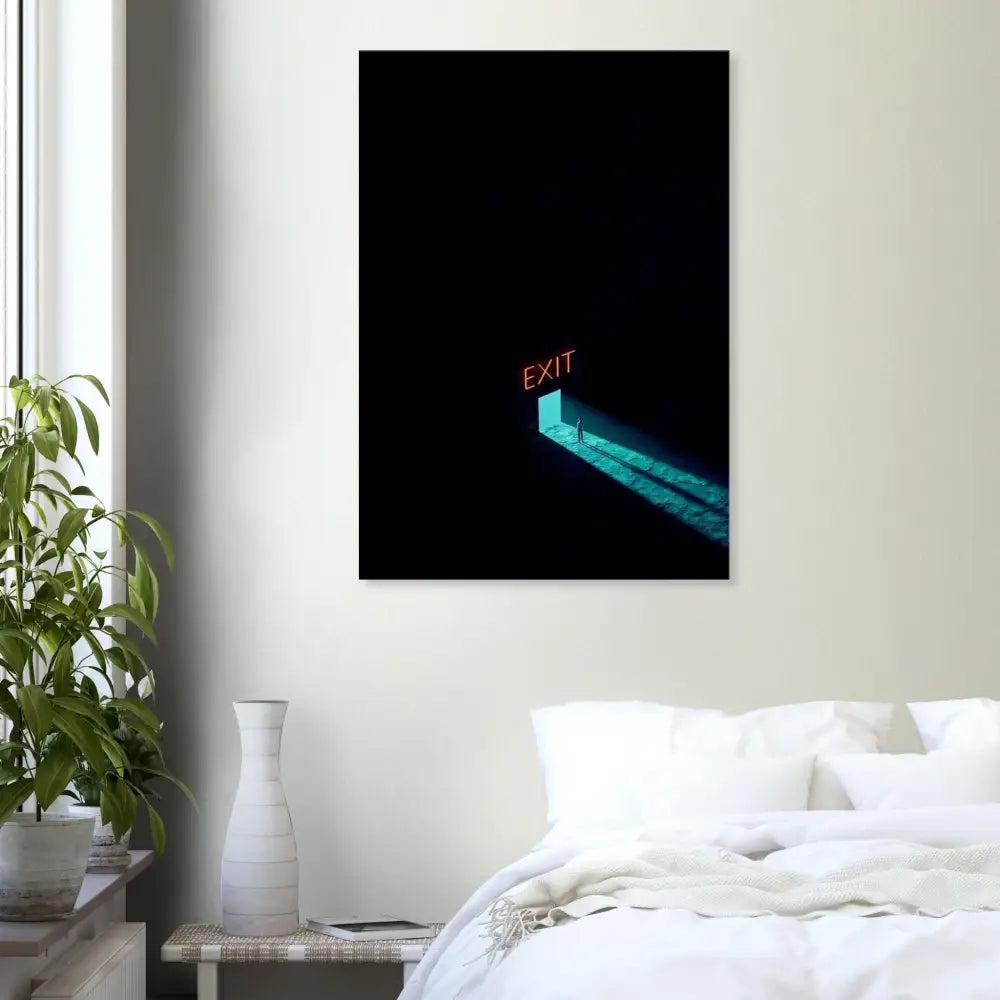 Un tirage sur toile noir minimaliste présentant un panneau « exit » rouge luminescent au-dessus d’une porte éclairée en turquoise projetant de la lumière sur une silhouette solitaire.
