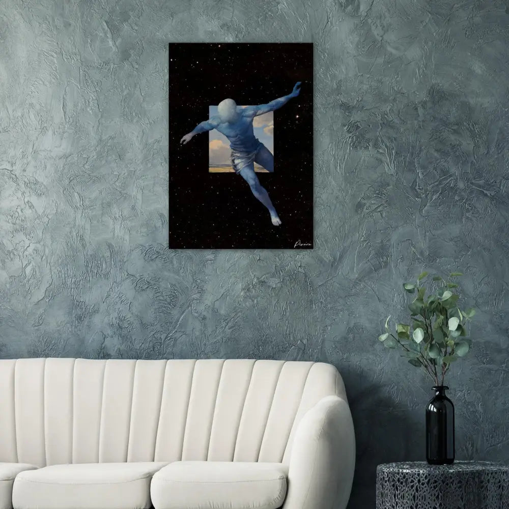 Une impression sur toile rectangulaire mettant en scène une figure humanoïde bleue en plein vol dans les airs sur un fond noir étoilé, le corps de la figure encadré par une ouverture révélant une scène de plage ensoleillée.