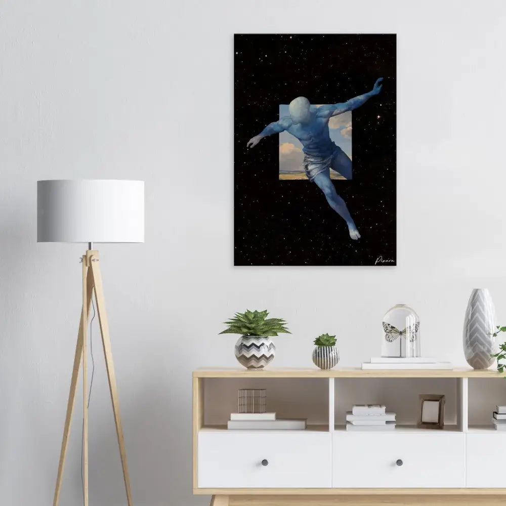 Une impression sur toile encadrée dépeignant une figure humanoïde bleue en plein saut contre un fond noir étoilé avec une fenêtre carrée révélant un ciel nuageux.
