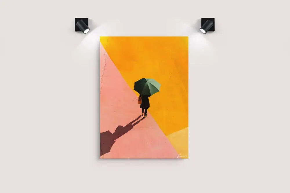 Une impression sur toile abstraite vibrante mettant en scène une silhouette solitaire tenant un parapluie vert foncé sur des arrière-plans géométriques orange et rose audacieux.