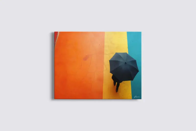 Un parapluie noir tenu par une silhouette marchant sur un trottoir vibrant et rayé en orange, jaune et turquoise.