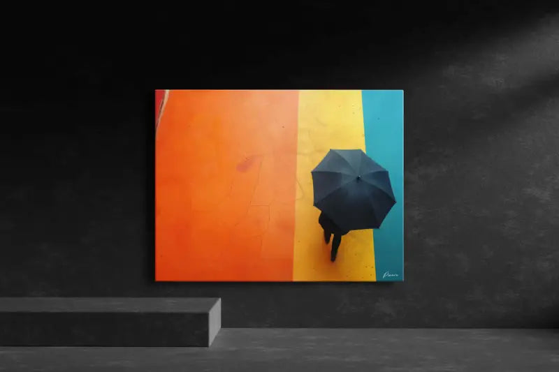 Un parapluie noir, sa toile entièrement ouverte et projetant une silhouette contre des rayures verticales vibrantes orange, jaune et turquoise.