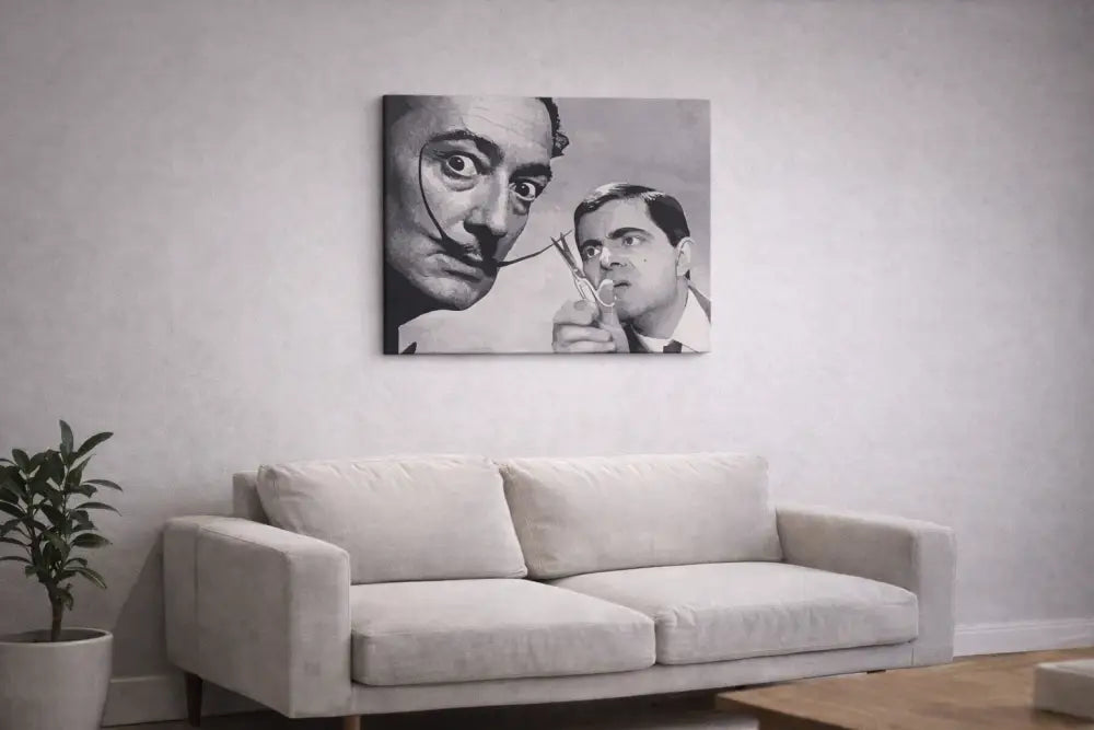 Impression sur toile noir et blanc mettant en scène Salvador Dalí et Rowan Atkinson dans le rôle du personnage de ’L’Homme au pistolet d’or’ tenant des ciseaux pour couper une moustache.