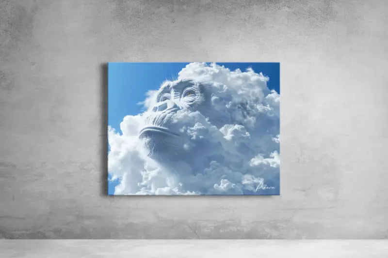 Une impression sur toile rectangulaire mettant en vedette une image frappante du visage d’un singe émergeant de nuages blancs et moelleux sur un ciel bleu vibrant.