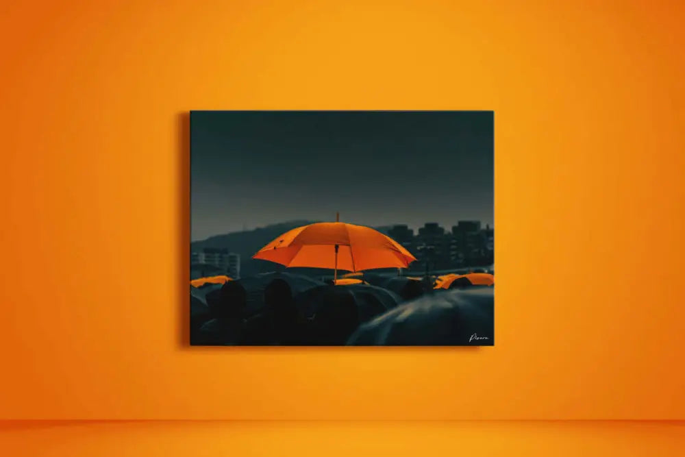 Peinture de parapluie orange accrochée sur un mur orange.