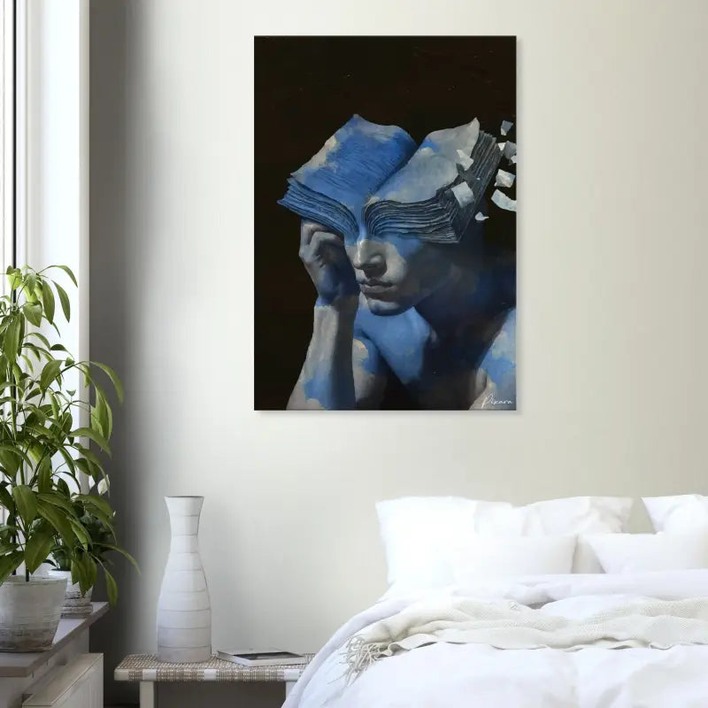 Peinture abstraite aux tons bleus d’une figure avec un livre ouvert couvrant leur visage, exposée sur le mur.