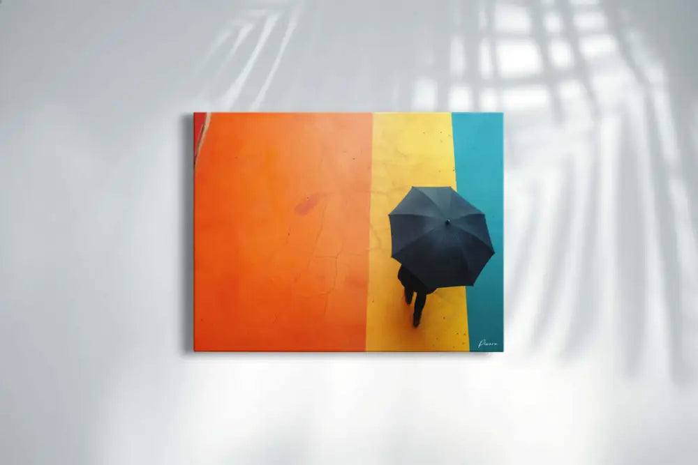 Un parapluie noir, sa toile entièrement ouverte et projetant une ombre sur la silhouette qui le tient.