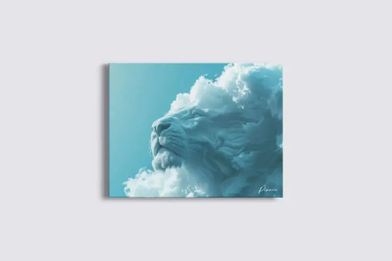 Un imprimé sur toile serein de bleu clair présentant le visage d’un lion émergeant de nuages blancs moelleux sur un fond de ciel doux.