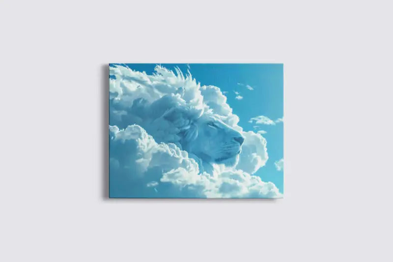 Un tirage rectangulaire sur toile représentant une tête de lion blanc sereine émergeant de nuages moelleux bleu clair sur un ciel dégagé.