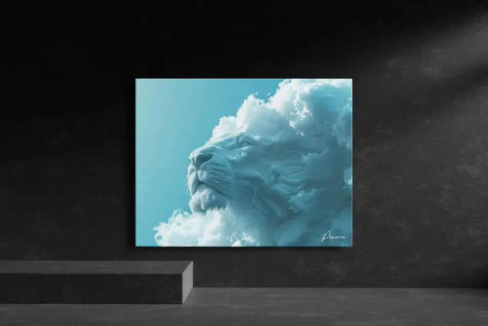 Une impression sur toile turquoise frappante présentant une tête de lion majestueuse émergeant de nuages tourbillonnants, rendue dans un style artistique avec des dégradés doux et un travail de pinceau texturé.
