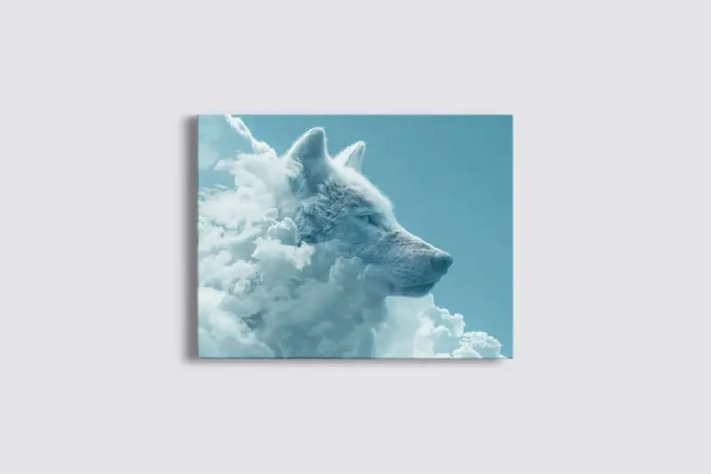 Une impression sur toile rectangulaire mettant en scène un loup blanc émergeant de nuages stylisés sur un ciel bleu doux.