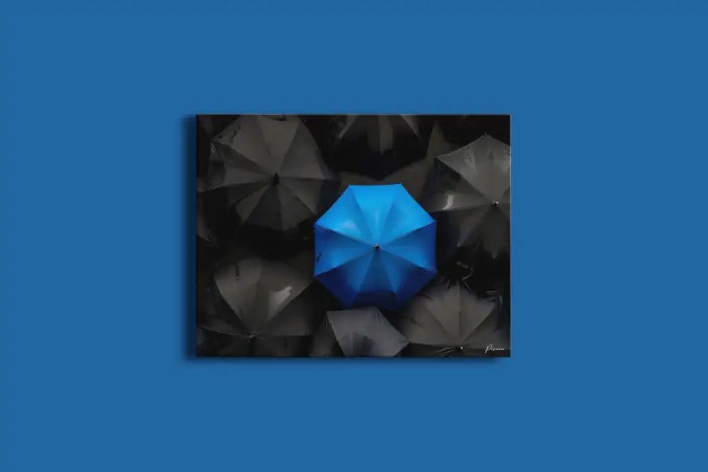 Un parapluie bleu vibrant se distingue sur un fond d’ombrelles sombres et ombragées dans cette impressionnante impression sur toile.