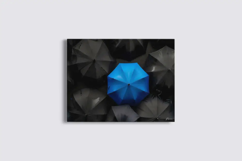 Un parapluie bleu vibrant se distingue sur un fond d’ombrelles sombres et ternes dans cette impression sur toile frappante.