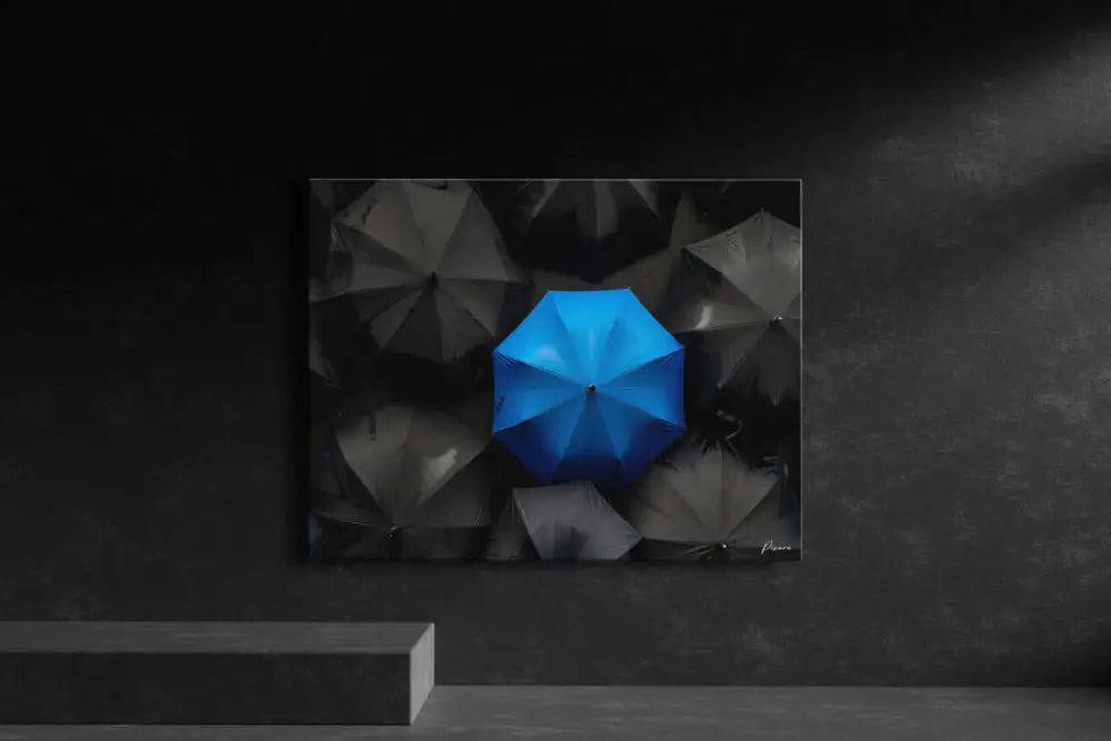 Parapluie bleu vibrant qui se distingue sur un fond d’ombrelles monochromes dans cette estampe d’art moderne.