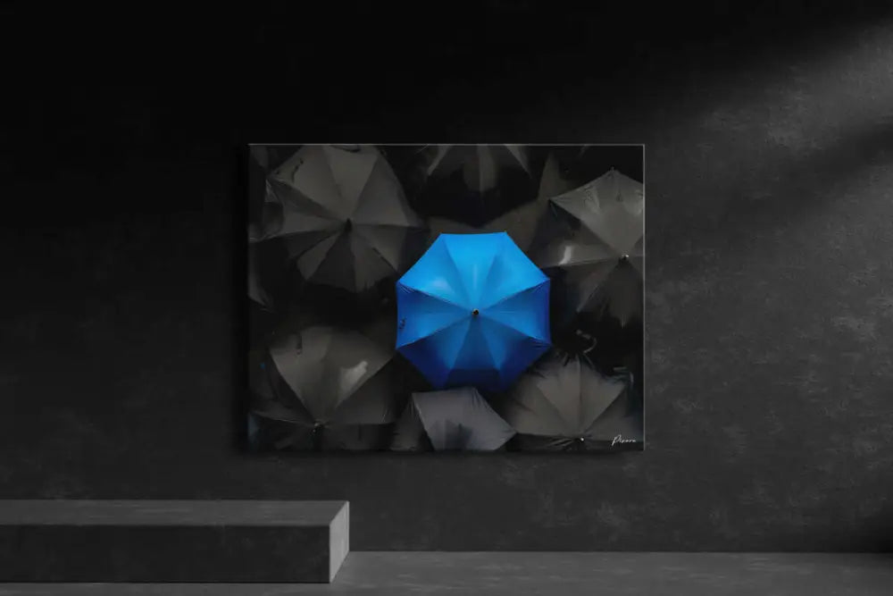 Parapluie bleu vibrant qui se distingue sur un fond d’ombrelles monochromes dans cette estampe d’art moderne.