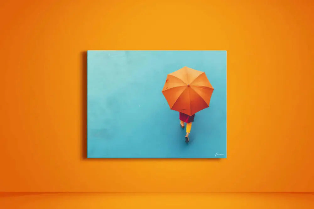 Parapluie orange tenu par une personne qui s’éloigne, représenté dans une vue en surplomb sur une toile bleue.