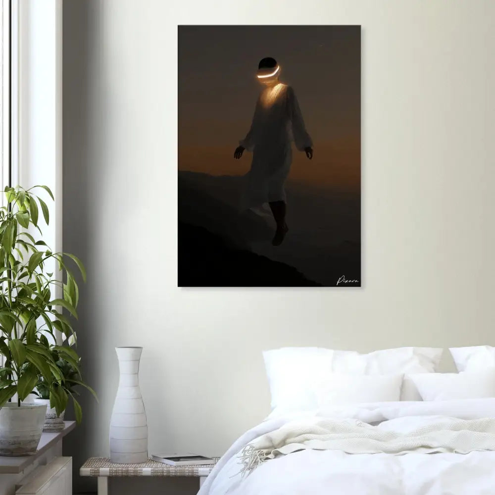 Une impression sur toile minimaliste représentant une silhouette contre un ciel dégradé orange et sombre, avec une lumière luminescente autour de la tête.