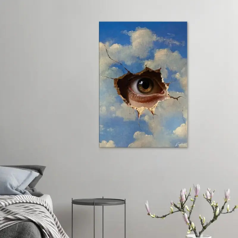 Une impression sur toile représentant un œil réaliste qui regarde à travers un trou déchiré dans un ciel bleu avec des nuages blancs, rendue dans un style de peinture à l’huile détaillée.